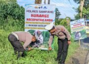 SATLANTAS POLRES SAMPANG PASANG BANNER HIMBAUAN TERTIB LALU LINTAS DI JALAN RAYA JRENGIK
