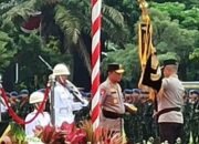Farewell Parade, Komjen Imam Sugianto Serahkan “Pataka Tanhana Dharma Mangrva” Kepada Kapolda Jatim yang Baru Irjen Nanang