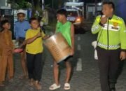 Cegah Tawuran dan Pencurian, Polres Pasuruan Dampingi Remaja Bangunkan Sahur