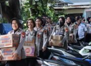 Polwan Terjun ke Kebon Jeruk, Serahkan Snack hingga Sembako ke Warga Terdampak Banjir