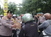 Polres Pasuruan Bagikan 100 Paket Takjil kepada Pengendara