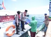 Pimpin Patroli Laut, Kapolres Situbondo Berbagi Bansos Ramadhan untuk Nelayan