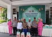 Kapolres Pasuruan Berikan Zakat Fitrah kepada Tukang Becak dan Anak Yatim