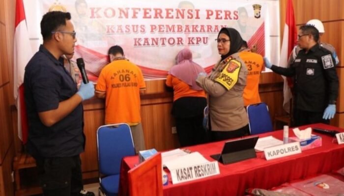 Polres Buru Ringkus 2 Eksekutor Pembakar Kantor KPU Buru, Maluku