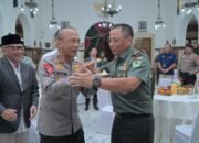 Syukuran HUT Ke-79 Kodam III/Siliwangi, Kapolda Jabar Serahkan Tumpeng dan Tali Asih