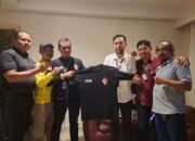 Pimpinan Media Online zonacakrawala.com.Mbah Nyaman Berikan Kaos Kepada Ketua Umum Perkumpulan Wartawan Fast Respon Conter Opini Polri
