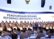 Kapolri Berikan Penghargaan Pembangunan Zona Integritas WBK Kepada Divisi Humas Polri