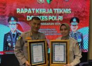 Pusdokkes Polri Berikan Penghargaan Dokkes Award Kepada Biddokkes Polda Papua Barat di Rakernis 2025
